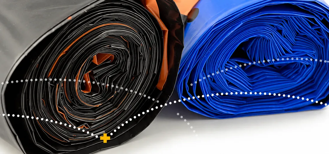 Schwere PE-Säcke auf Rolle in Schwarz und Blau
